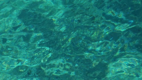 textura turquesa de aguas limpias y transparentes: rayos de sol que se reflejan en el vibrante paisaje marítimo