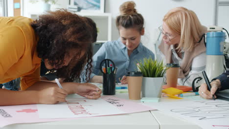sesión de lluvia de ideas en equipo
