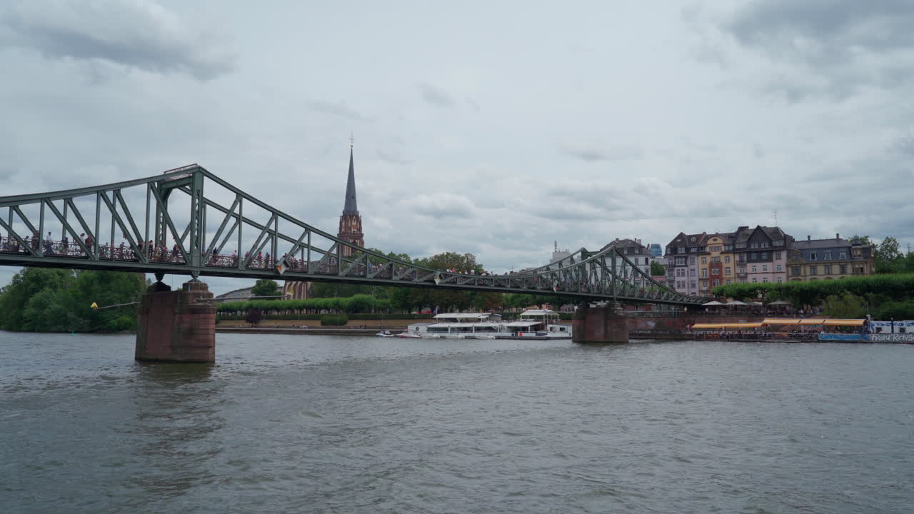 프랑크푸르트 시내의 철강 보행 다리