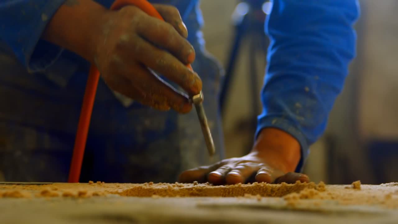 sección media del trabajador que hace el molde en el taller de fundición 4k