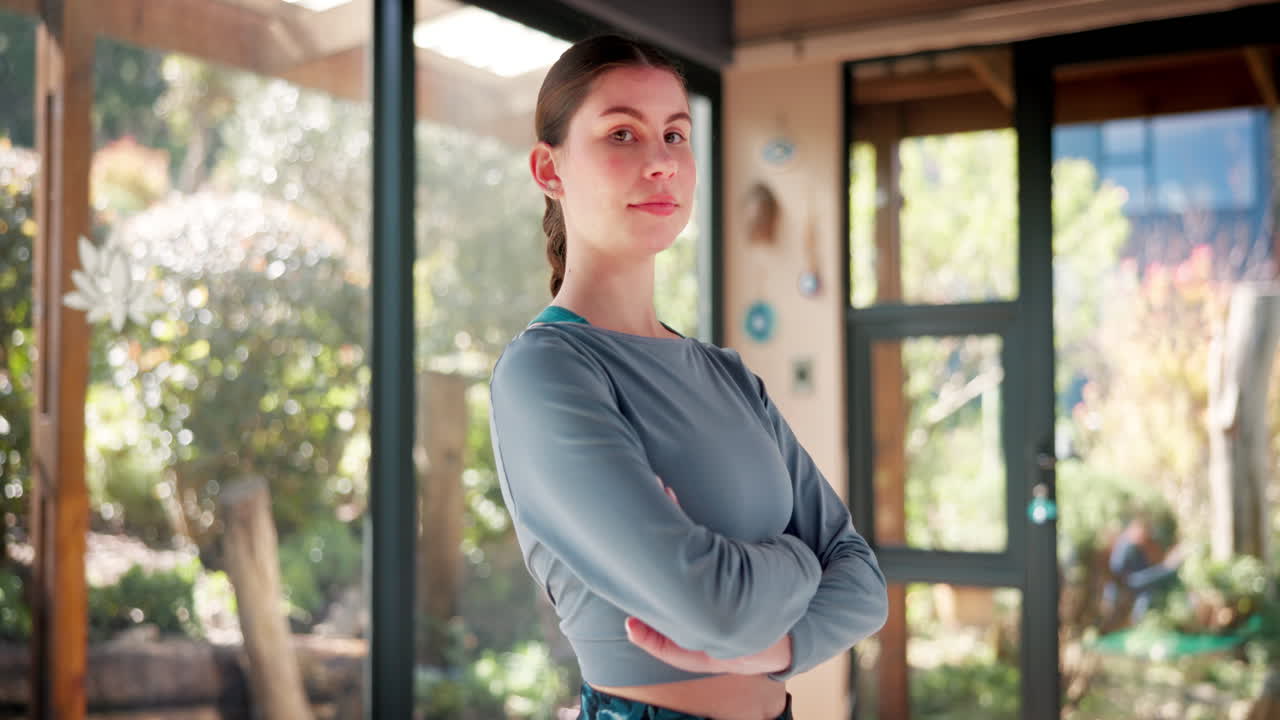 mujer en ropa de entrenamiento posando