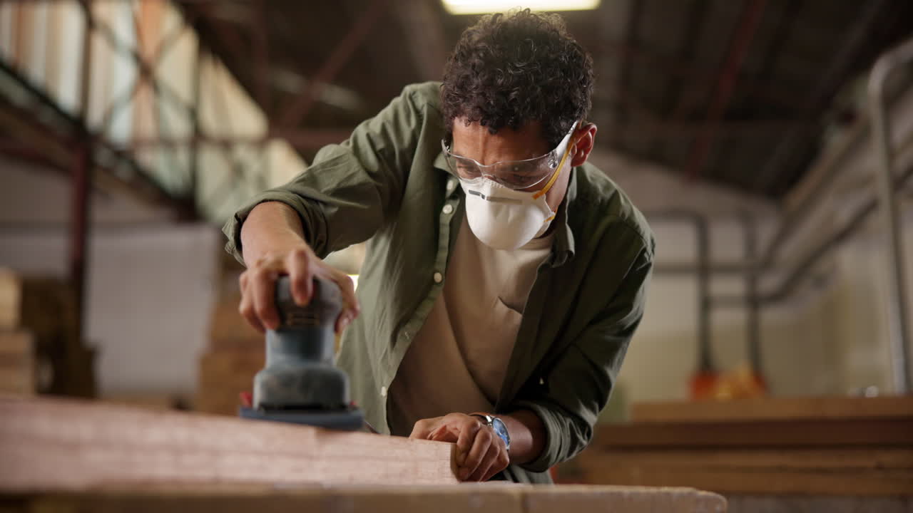 작업실에서 목재를 는 것