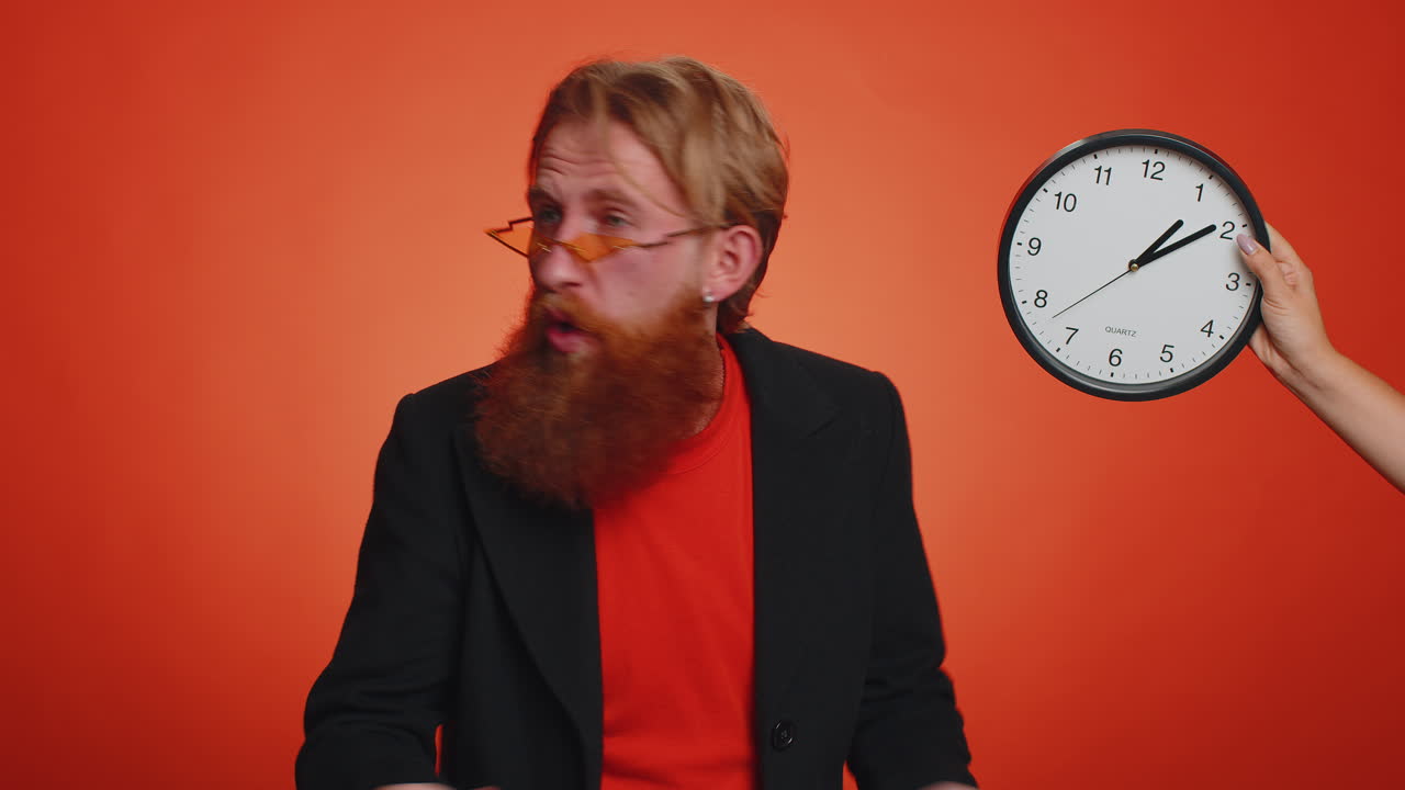 запутанный человек с беспокойством проверяет время на часах, опаздывает на работу, опаздывает, крайний срок