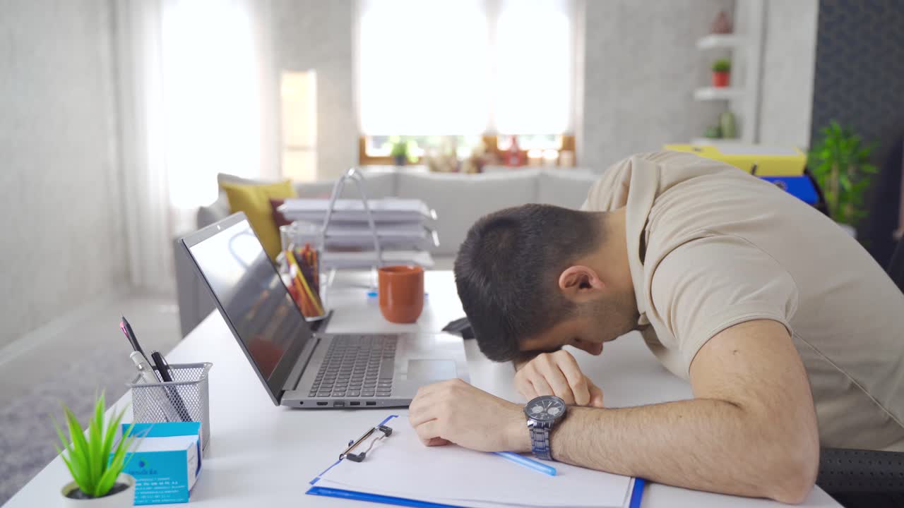 기절하는 남자.