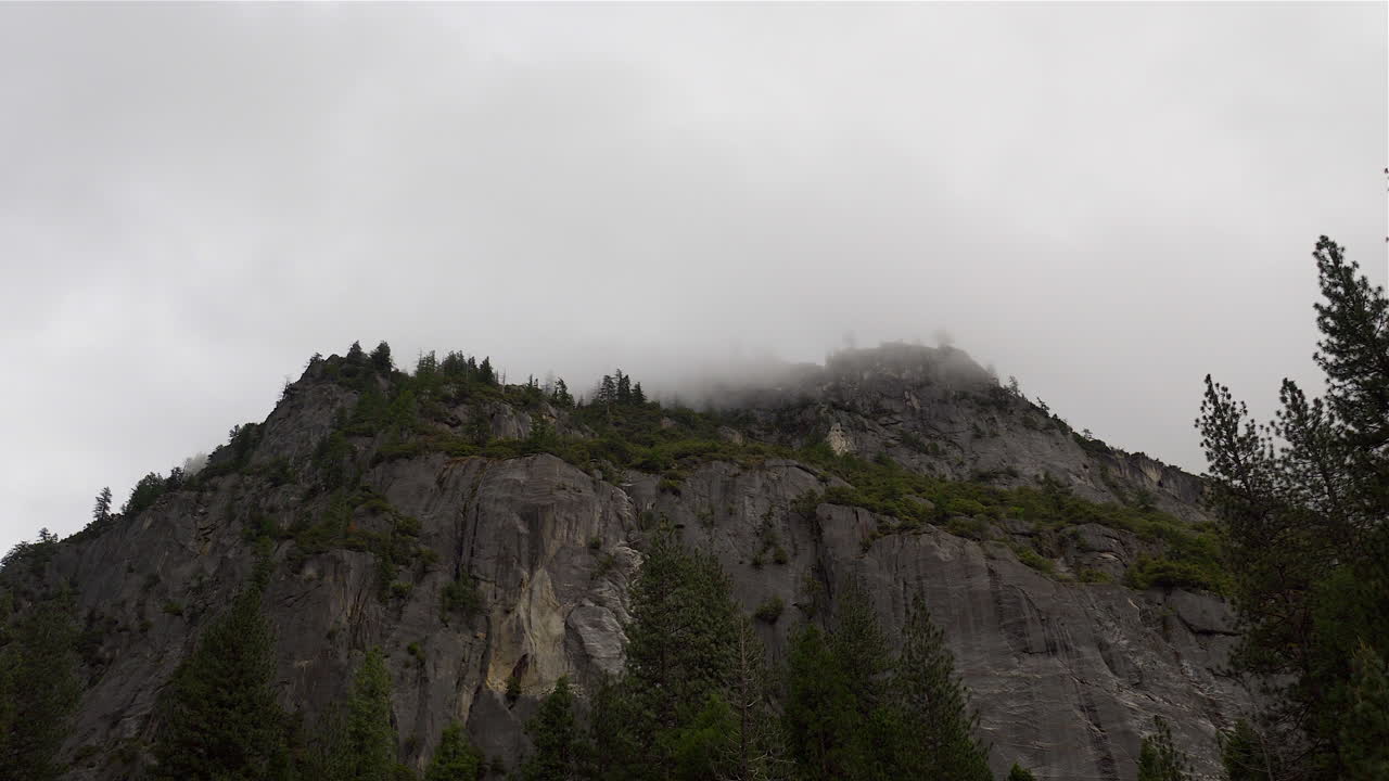 cara de montaña en el valle de yosemite durante un día nublado