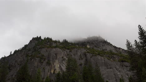 Bergwand-Im-Yosemite-Tal-An-Einem-Bewölkten-Tag