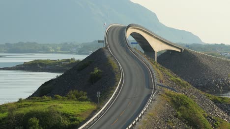 El-Tráfico-En-La-Carretera-Del-Océano-Atlántico-O-La-Carretera-Del-Atlántico-(atlanterhavsveien)-Recibió-El-Título-De-(construcción-Noruega-Del-Siglo).