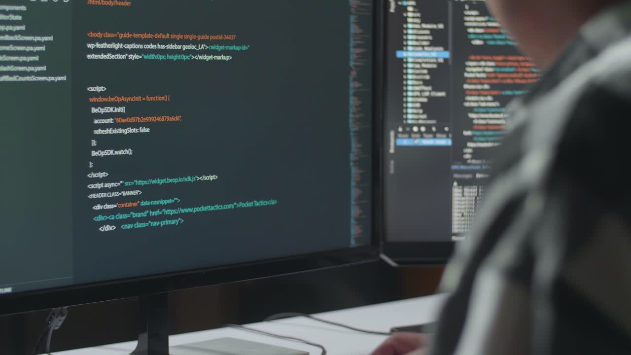 persona codificando en una computadora