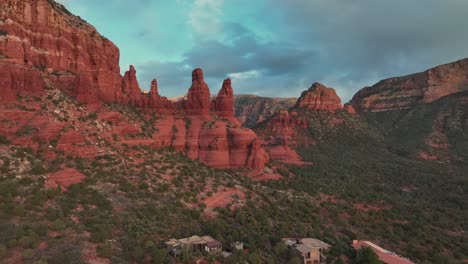 Red-Rock-Mountains-In-Sedona-Bei-Sonnenuntergang---Drohnenaufnahme-Aus-Der-Luft