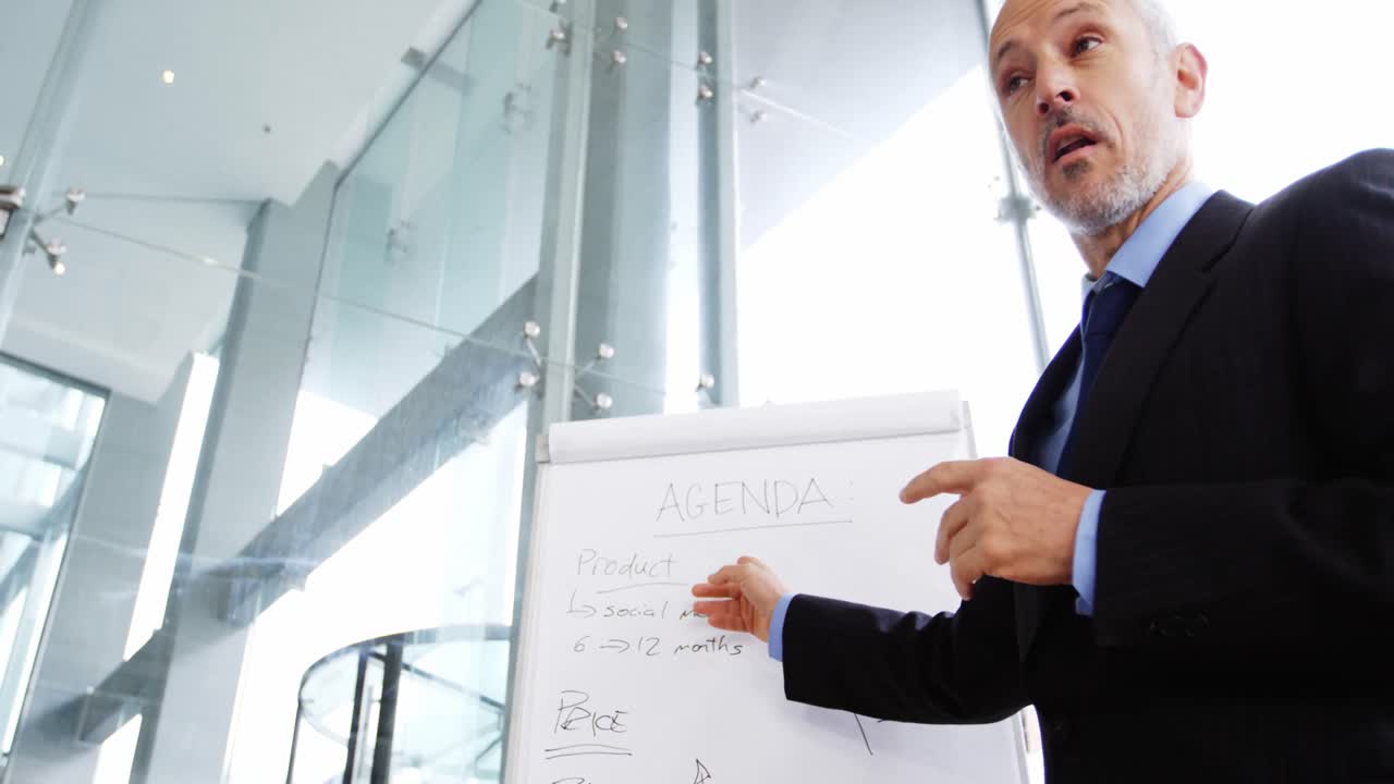 hombre de negocios dando una presentación en una reunión