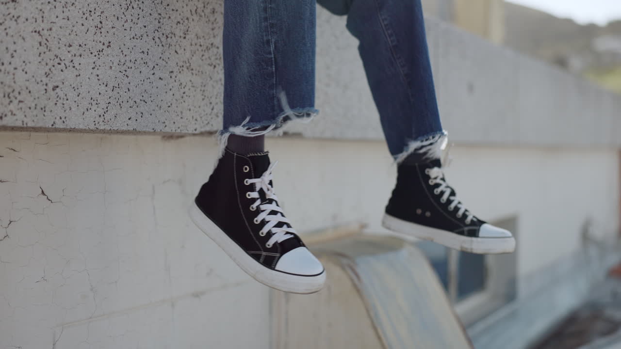 hombre negro, patineta y teléfono en la ciudad siendo