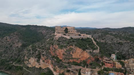 château médiéval sur une colline rocheuse surplombant la ville de miravet à tarragona en espagne