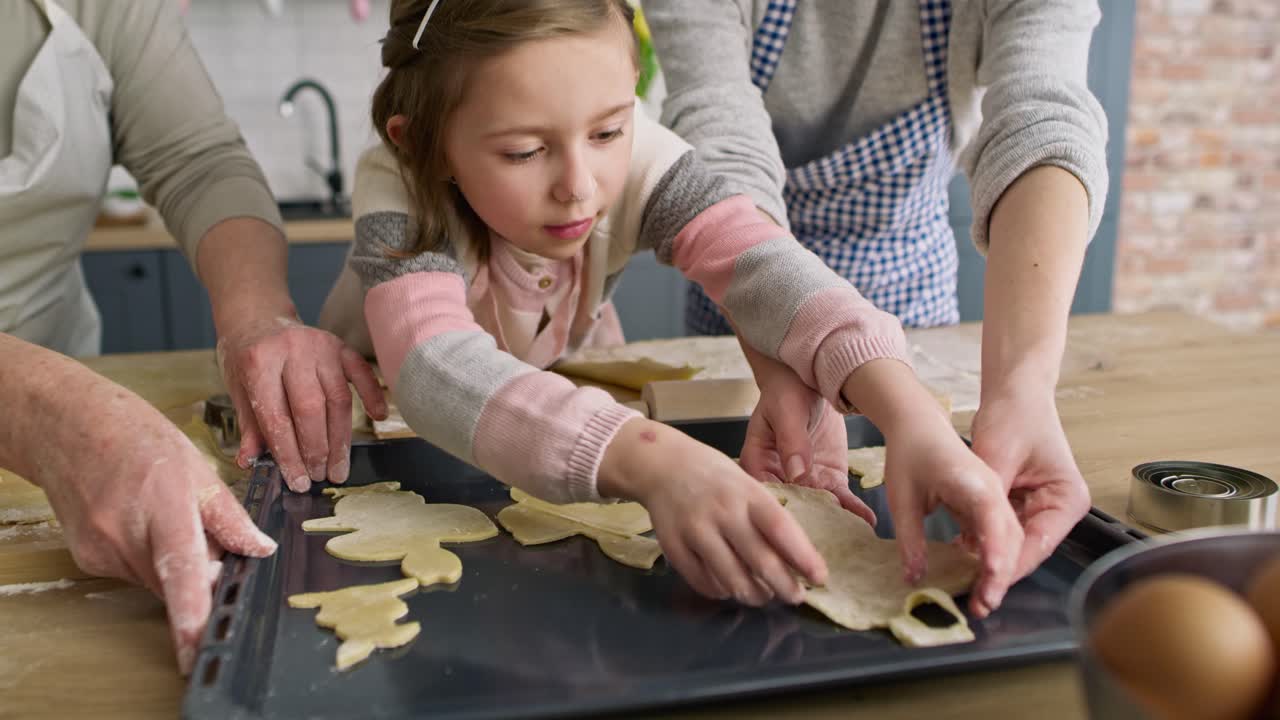 Video of little girl making Easter cookies with family