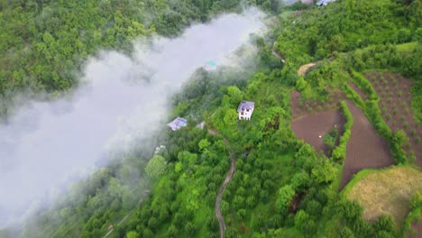 Drohnenaufnahme-Eines-Wolkigen-Sainj-Tals-In-Himachal-Pradesh-In-Der-Nähe-Von-Manali,-Kasol-15