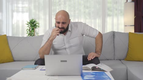 el hombre de la oficina está cansado y con sueño.