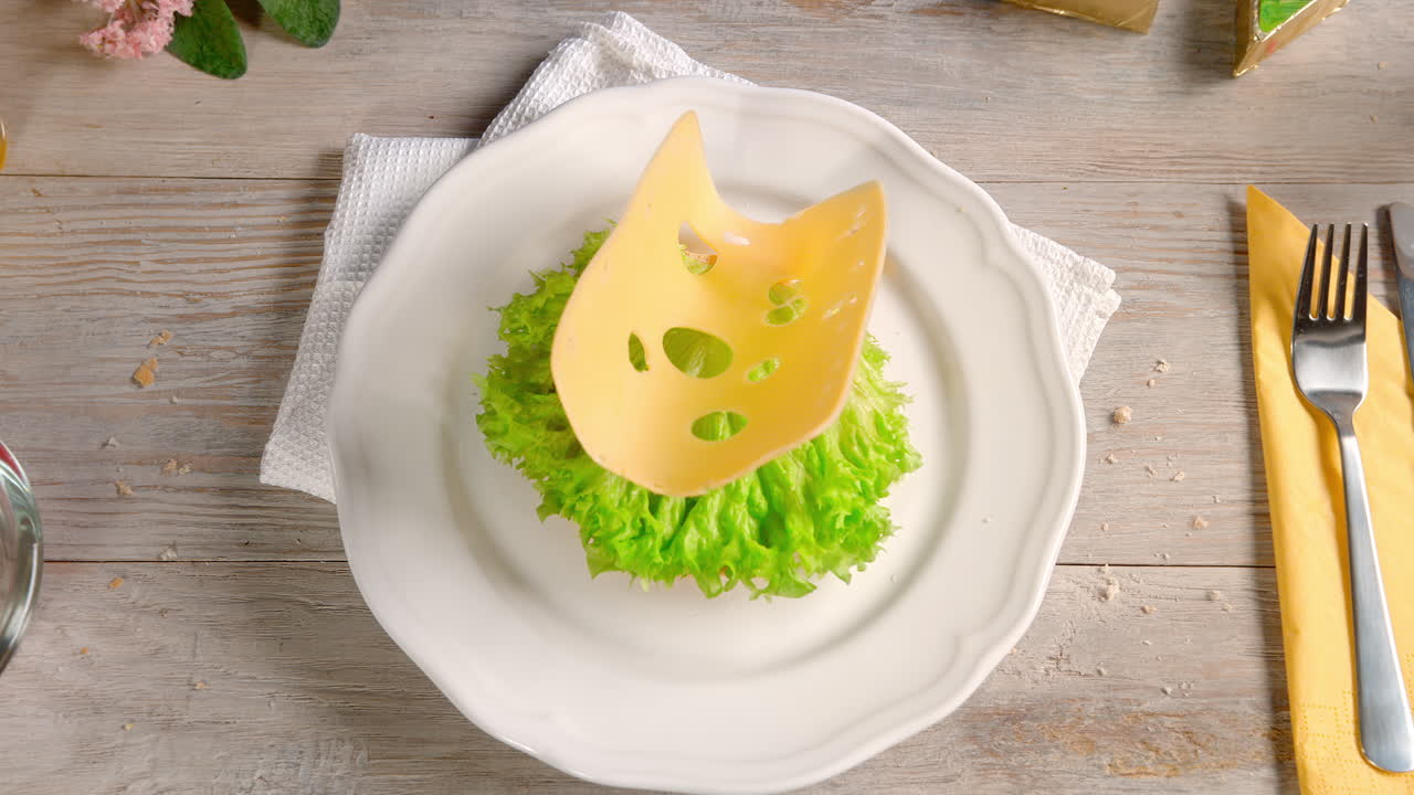 стол для завтрака - кусочек сыра и помидоров падает на сэндвич на белой тарелке - вид на столе, замедленное движение