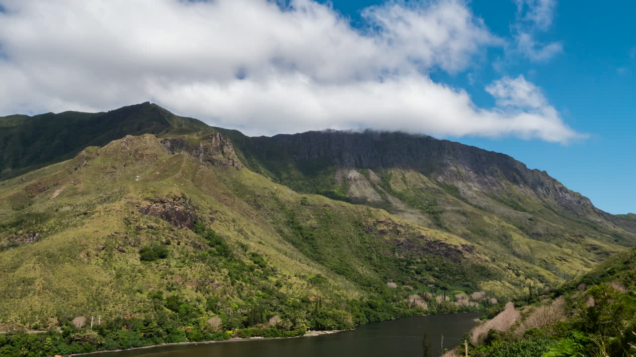 ouaième 페리는 뉴 칼레도니아의 pouébo와 hienghène 사이를 운행합니다.