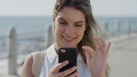 Retrato,-Atractivo,-Mujer-Joven,-Utilizar,-Smartphone,-Sorprendido,-Mensajes-De-Texto,-Navegación,-Mensajes,-En-Línea,-Emocionado,-Disfrutar,-Comunicación-Móvil,-En,-Soleado,-Playa