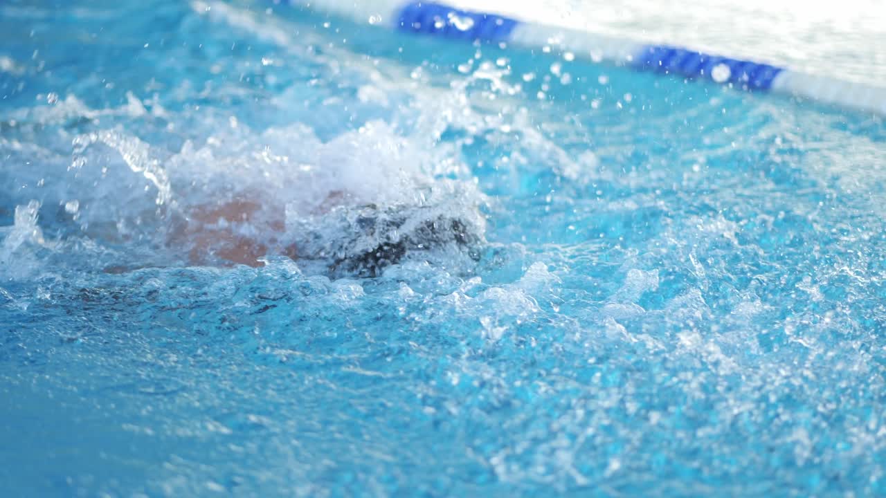 공용 수영장 에서 나비 를 헤엄치는 남자 의 추적  ⁇ , 중간  ⁇