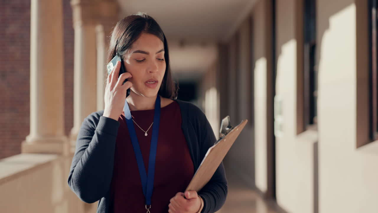 Skole, telefonsamtale og lærer i gangen