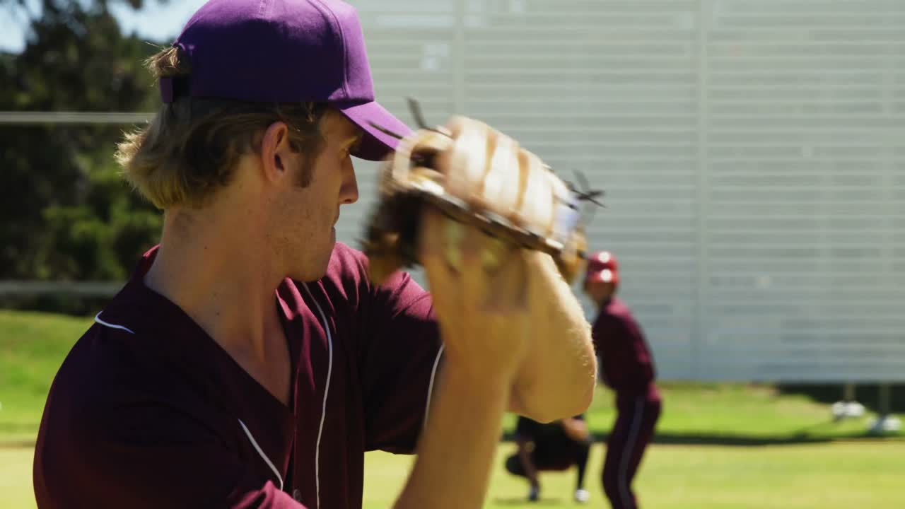 야구 선수 들 이 연습 세션 중 공 을 던지고 있다