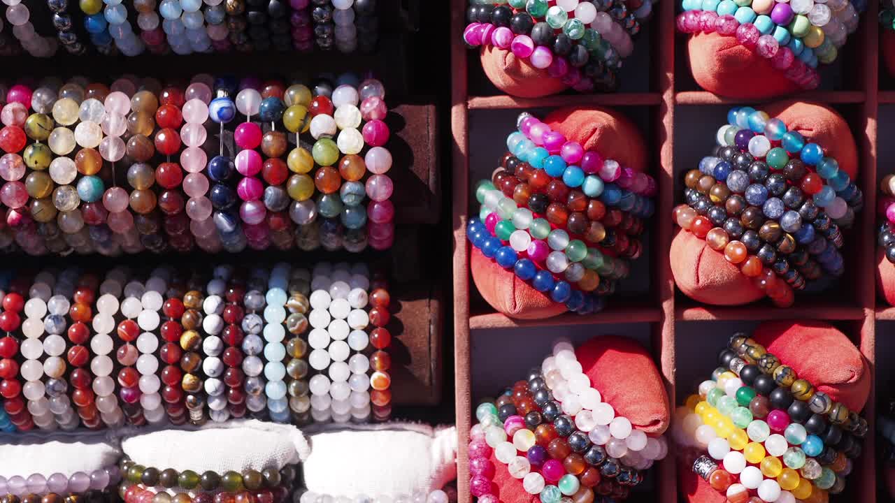 다채로운 보석 팔 전시