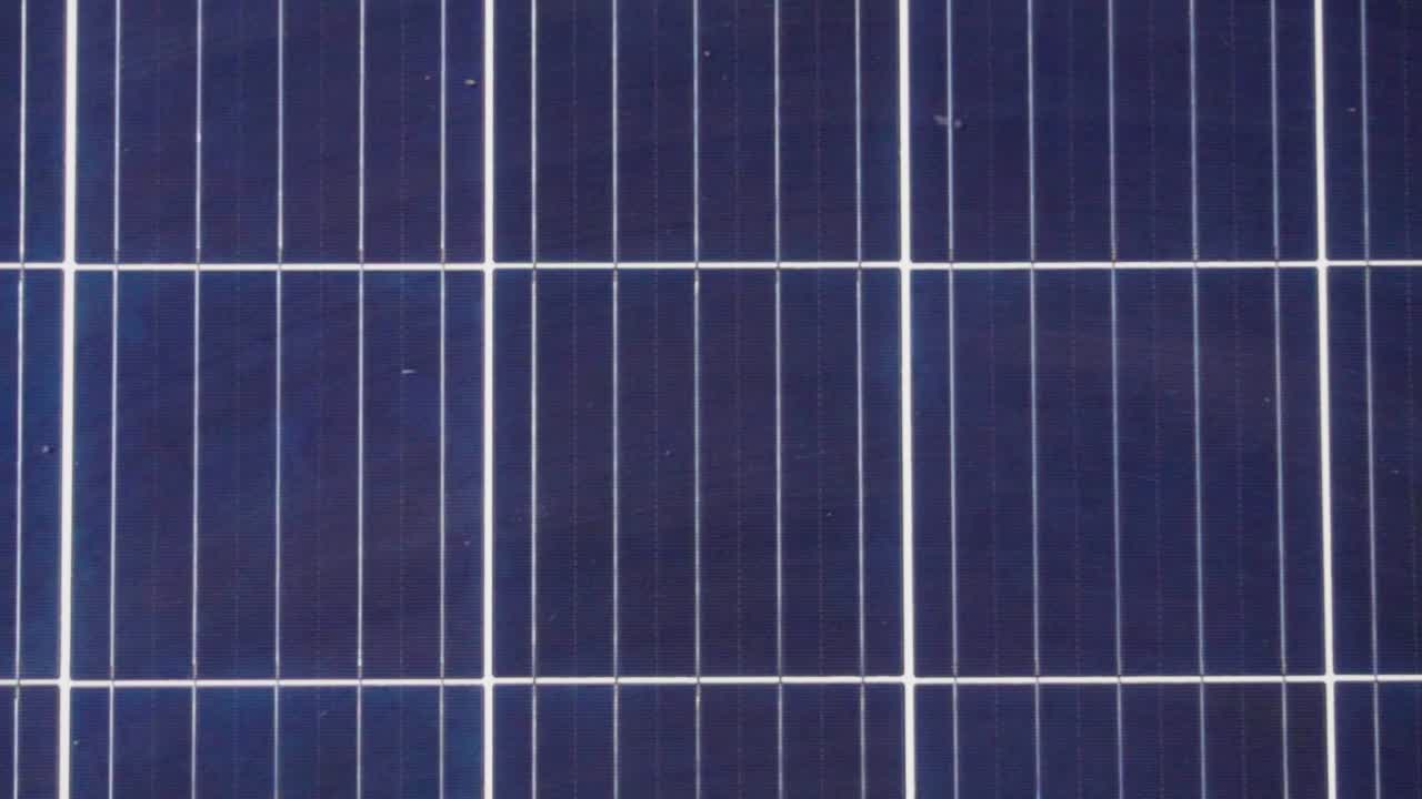 zoom a cámara lenta fuera de un panel solar