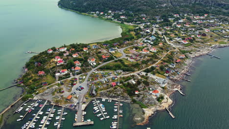 Vista-Aérea-De-La-Hermosa-Isla-En-Rörtången,-Vastra-Gotaland,-Suecia-Con-Zona-Residencial-Y-De-Vacaciones-Junto-Al-Mar---Toma-De-Drones