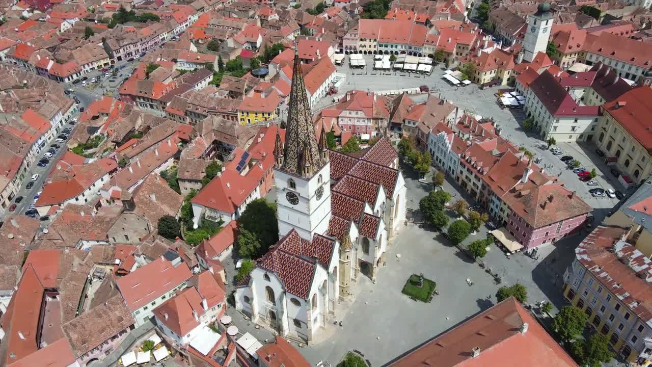 una vista arial de la ciudad de sibiu desde transilvania y la antigua catedral evangélica de santa maría ubicada en el centro de sibu, rumania.