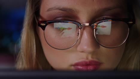 retrato en primer plano hermosa mujer de negocios caucásica trabajando hasta tarde usando una tableta navegando por datos de gráficos financieros mirando la información en la pantalla usando gafas