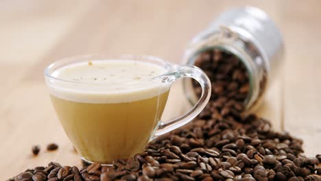 Tasse-Kaffee-Mit-Verschütteten-Gerösteten-Bohnen