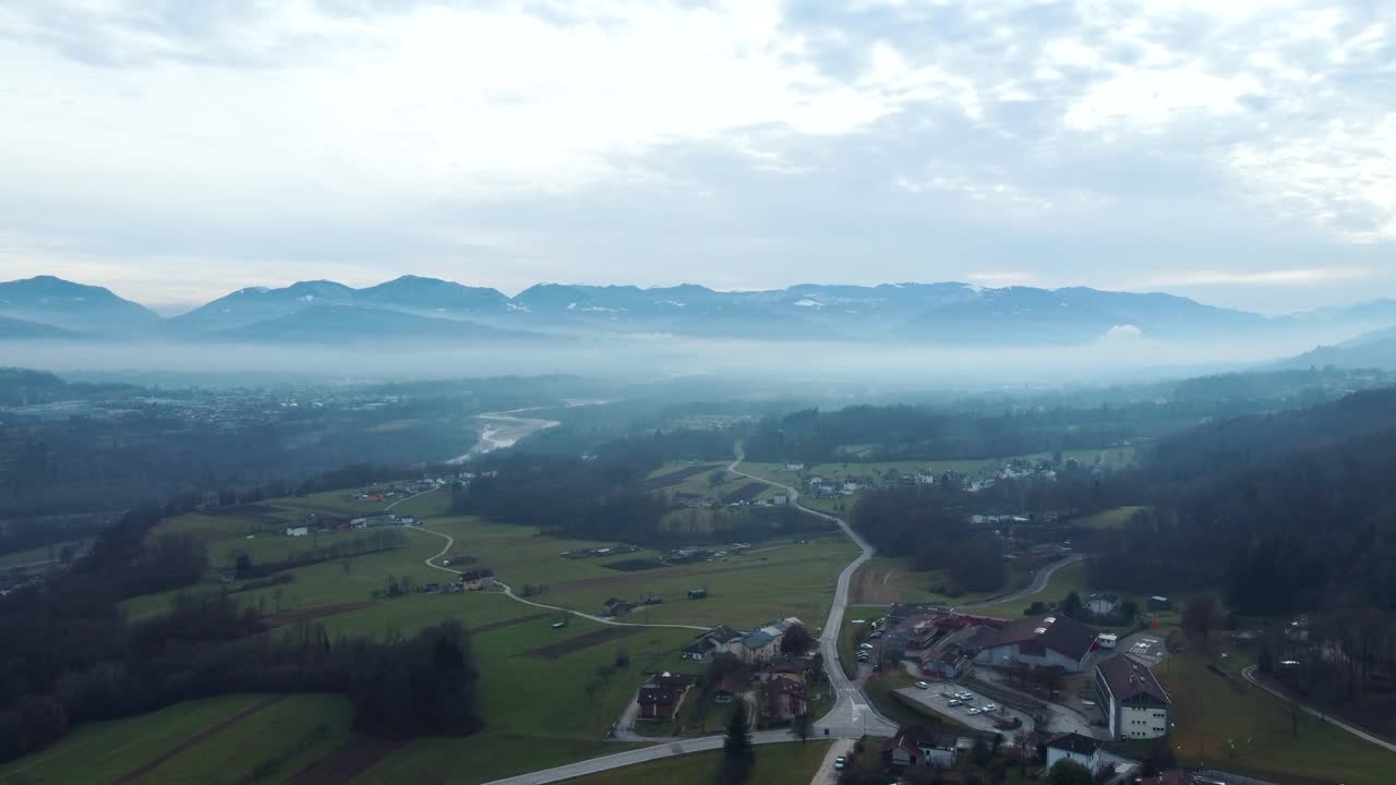 toma aérea de smog de contaminación sobre áreas residenciales en ciudades y pueblos