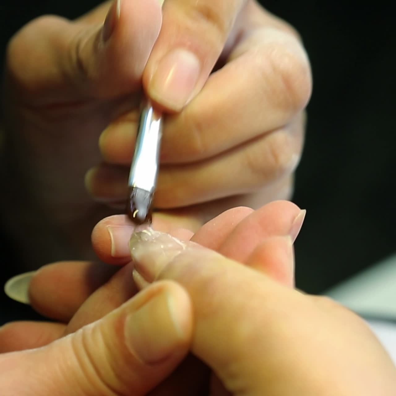 esteticista que aplica el gel