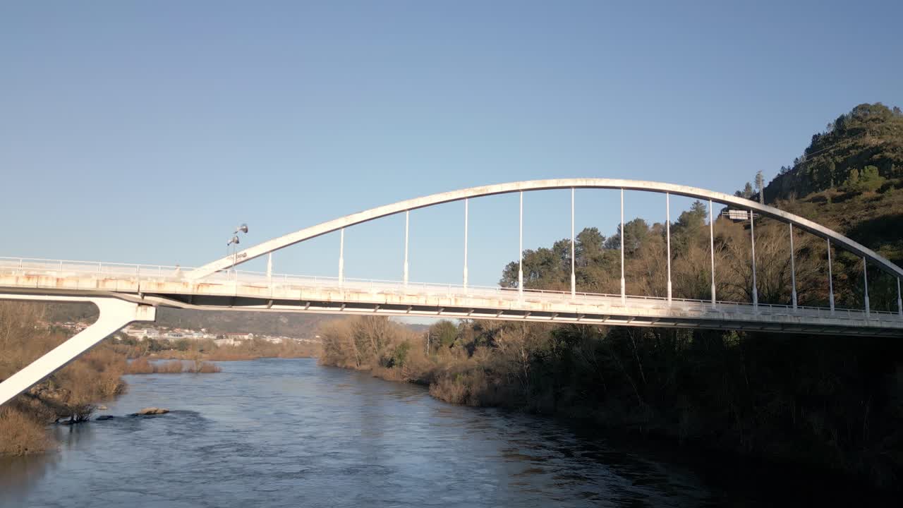Ripresa aerea ascendente su un fiume e un ponte nel fiume Miño in Spagna.