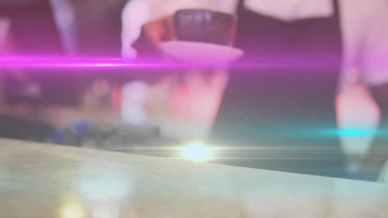 Animazione di punti luce su uomo di etnia mista che serve caffè in un bar
