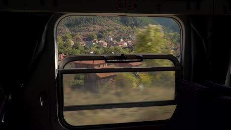 el tren de vía estrecha de rodope viaja a través de las montañas de rodope y pasa por aldeas
