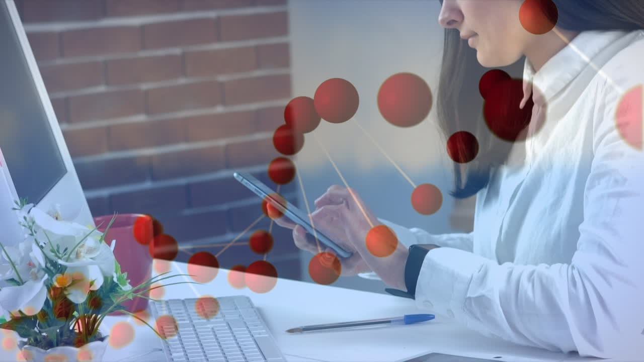 animación de adn giratorio, joven caucásica usando teléfono móvil por computadora en el escritorio de la oficina