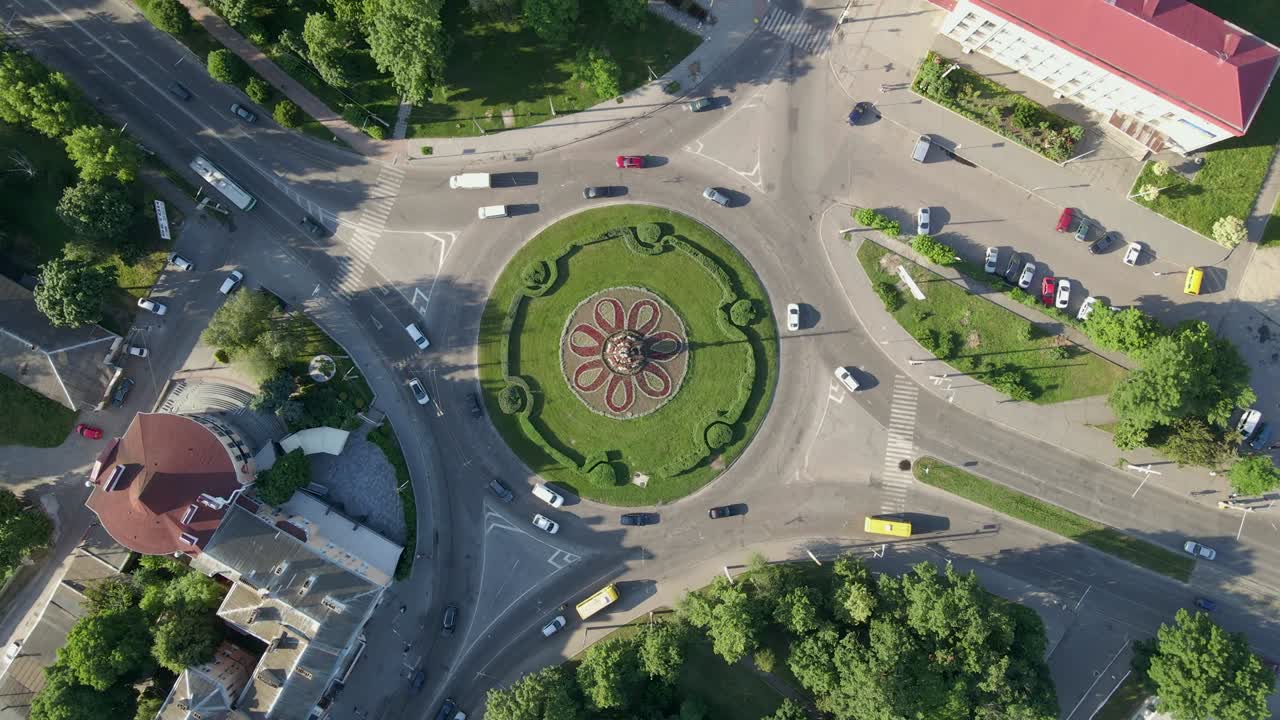 4к воздушный вид круговой дороги с круговыми автомобилями в небольшом европейском городе в солнечный день