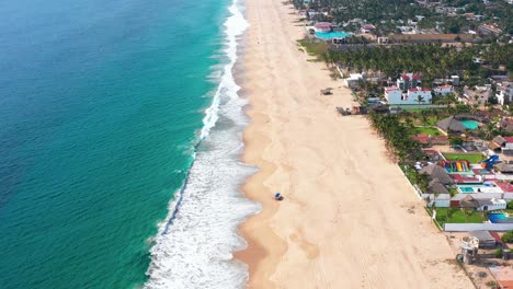 Luftrückzug-Fuß-Des-Hangs-Sandstrandufer,-Smaragdgrünes-Wasser,-Acapulco-Guerrero