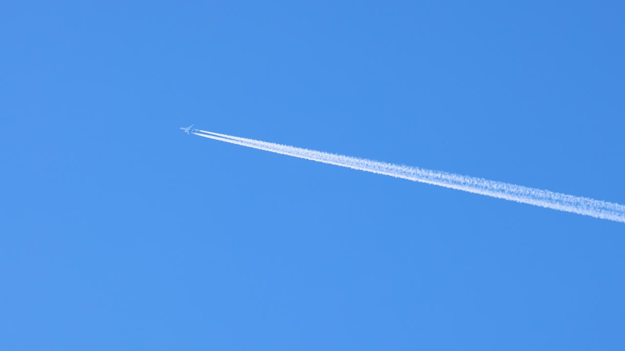 제트 비행기 비행,  콘트레일을 남기고