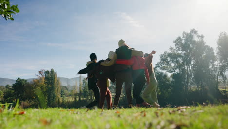 Rücken,-Freunde-Springen-Und-Umarmen-Sich-Beim-Wandern