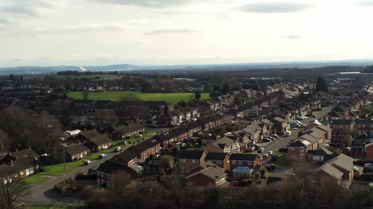 casas rurales de barrio de casas adosadas británicas con vistas aéreas de espacios verdes a través del horizonte de la montaña snowdonia, orbitando a la izquierda