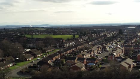 Ländliche-Britische-Stadthäuser-In-Der-Nachbarschaft-Mit-Grünflächen-Und-Blick-Auf-Die-Skyline-Der-Snowdonia-Berge,-Links-Umkreisend