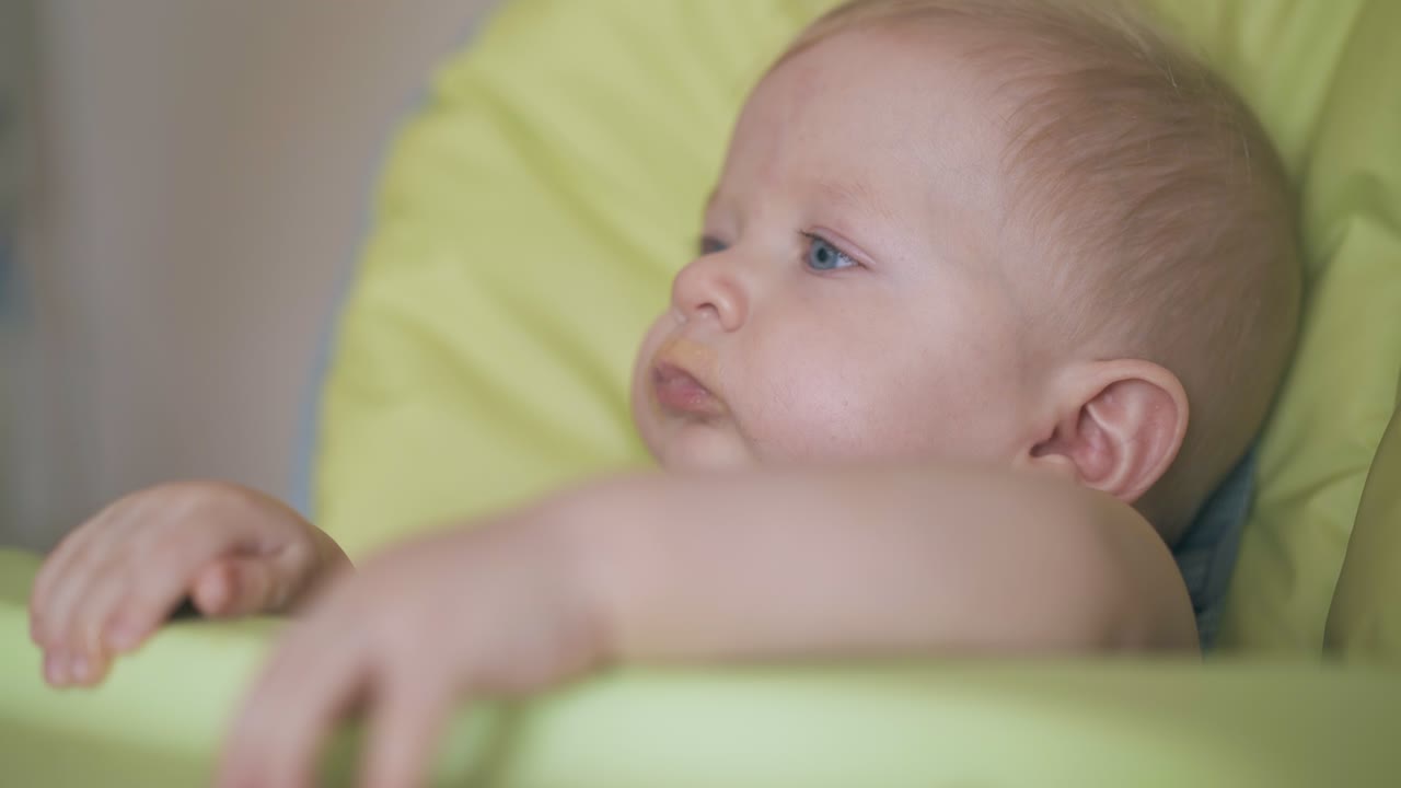 여자가 웃긴 아들에게 아기 과일  ⁇ 김을 먹여주고