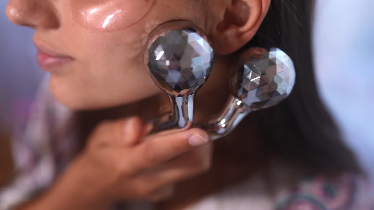 얼굴 롤러와 함께 얼굴 마사지