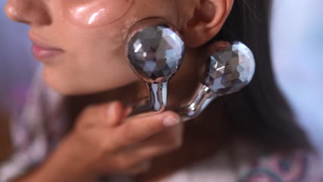 masaje facial con rodillo facial