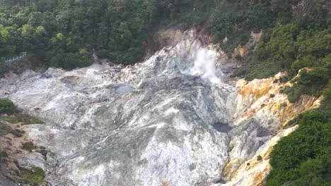 imágenes de drones del volcán drive-in