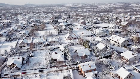 vuelo de drones sobre la ciudad en polonia durante el día soleado de invierno