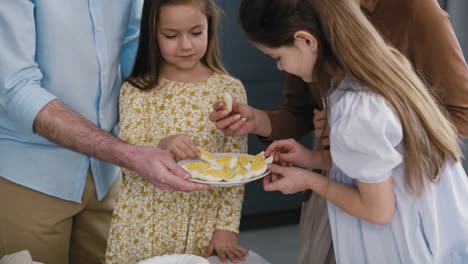 Fröhliche-Kaukasische-Vierköpfige-Familie,-Die-Sich-Während-Des-Osteressens-Ein-Ei-Teilt.