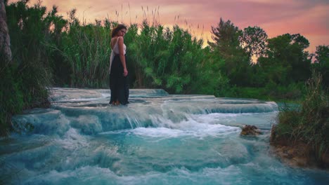 4k-Uhd-Cinemagraph---Nahtlose-Videoschleife-Einer-Jungen-Frau,-Die-In-Einem-Thermalwasserfall-In-Saturnia,-Italien,-Steht